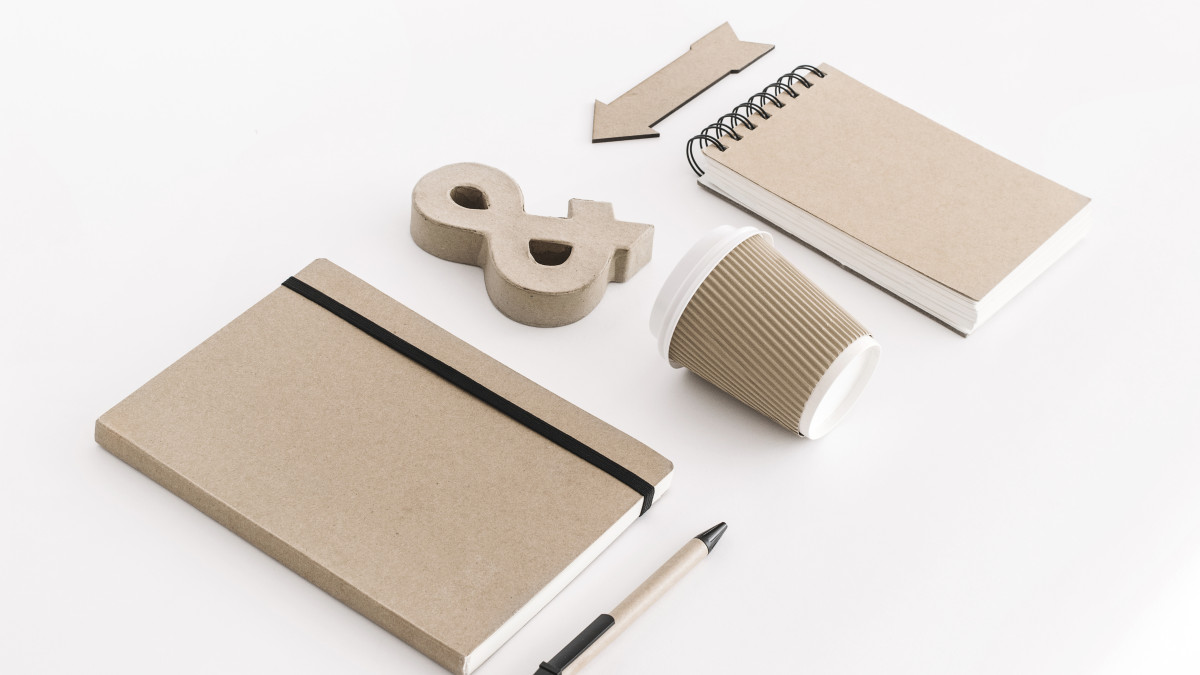 plusieusr idées de goodies, ou cadeaux d'entreprise posés sur une table