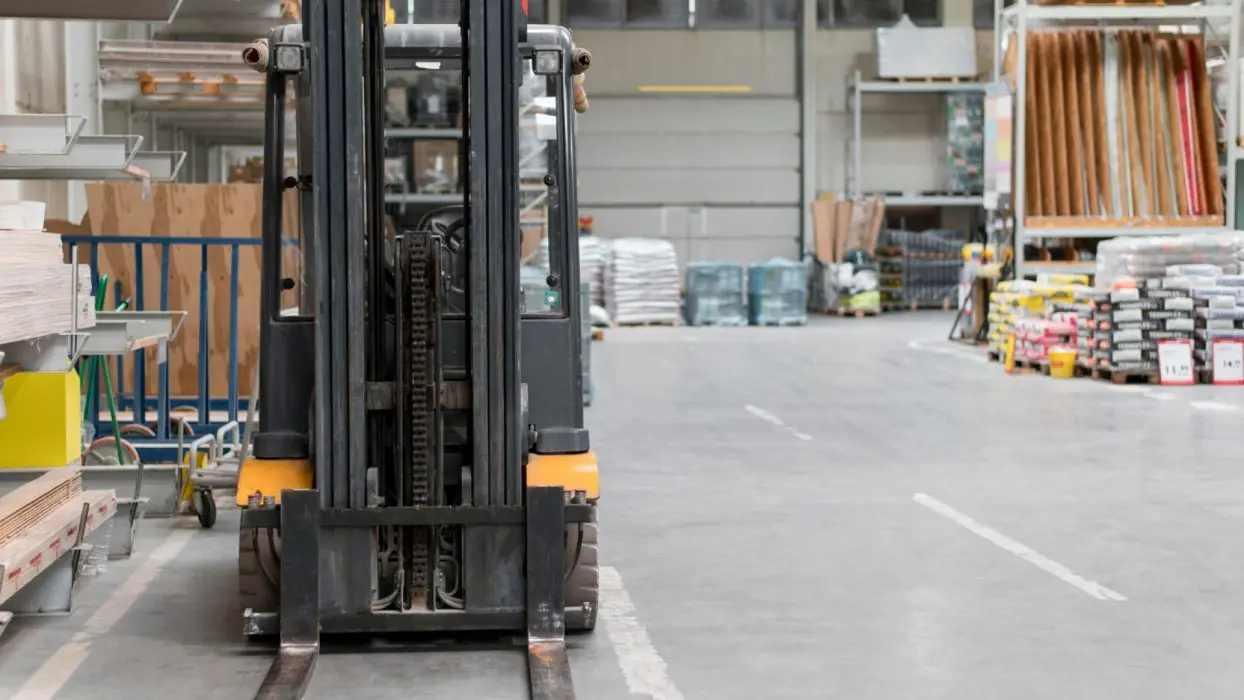 Acheter ou louer un chariot industriel : quelle solution choisir pour votre entreprise ?