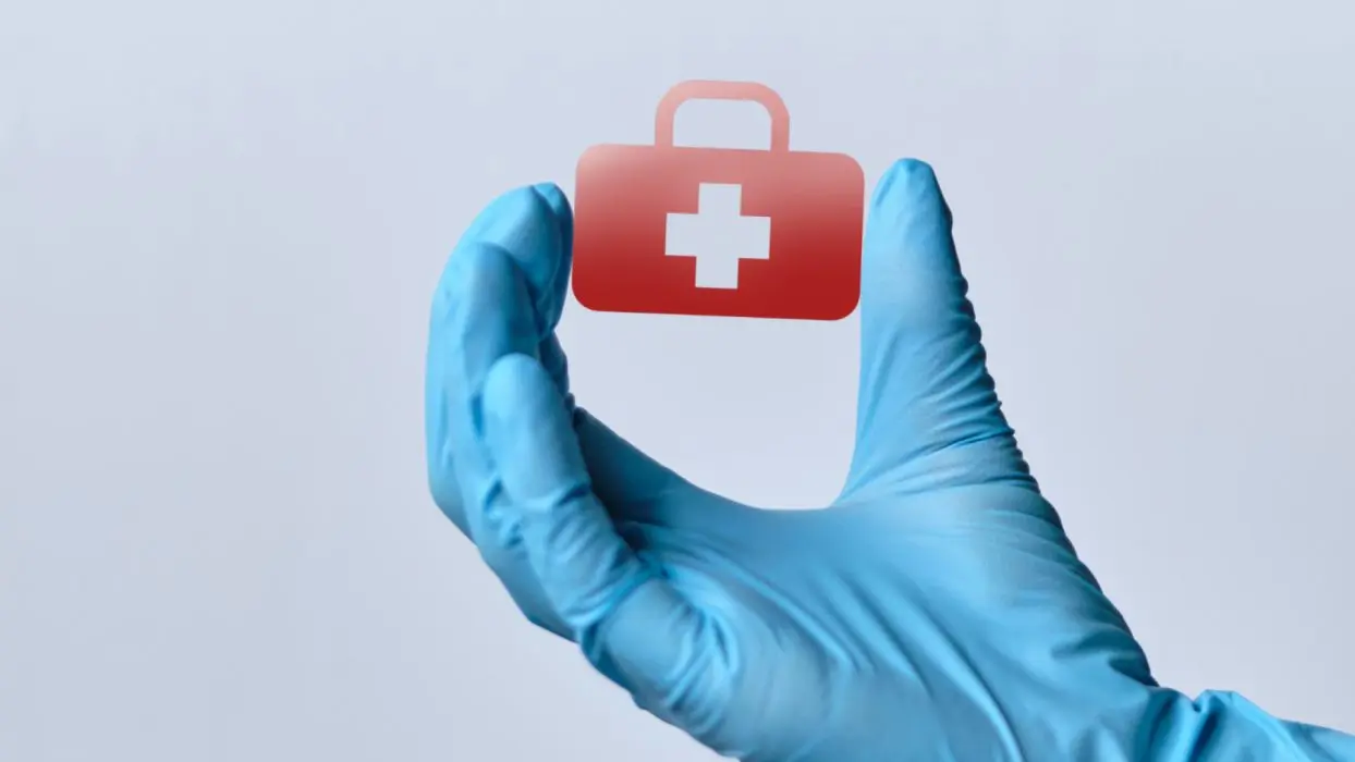 Gestes de premiers secours en laboratoire : procédures d’urgence face aux projections et inhalations de vapeurs