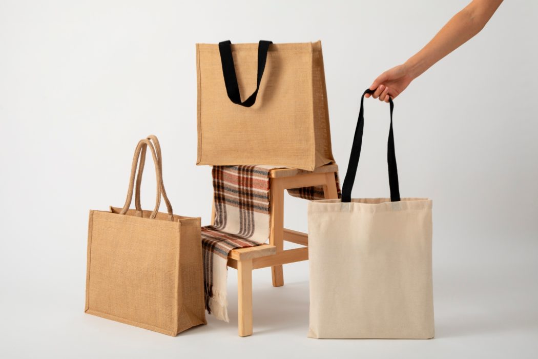 plusieurs sacs réutilisables sont installés au sol